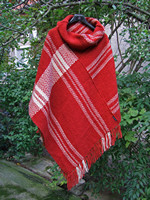 crveni ponco sa belim sarama od vune